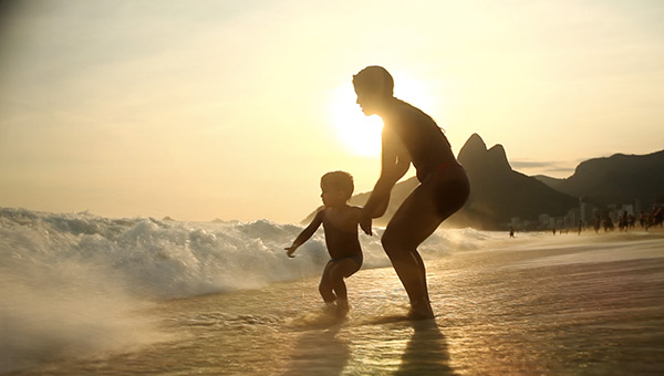 beat-of-rio-tim-hahne-brazilian-mother-child-sunset-ipanema-beach-rio-brazil-mae-filho-praia